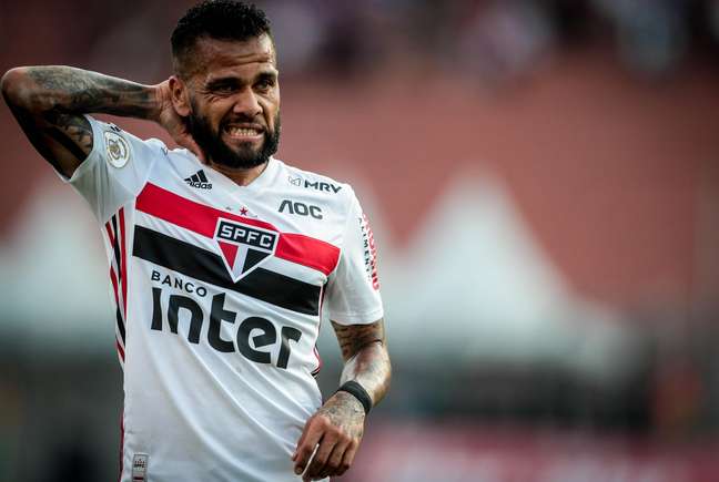 Daniel Alves decidiu não jogar mais pelo São Paulo por causa dos atrasos no pagamento