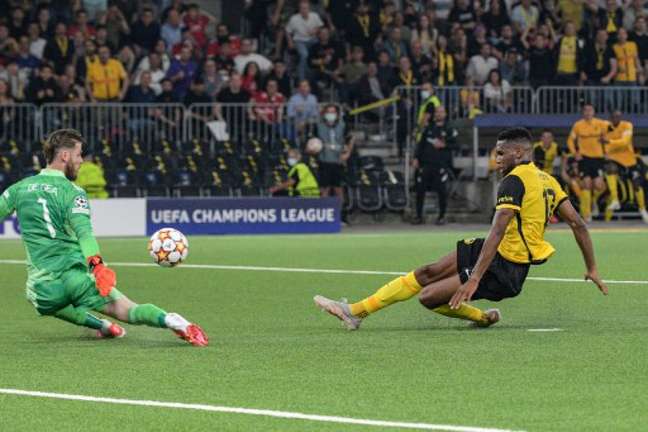Siebatcheu marcando o gol da vitória contra o Manchester United na Champions League (Foto: SEBASTIEN BOZON / AFP)