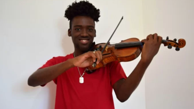 Carlos Samuel, de 20 anos, foi salvo por violino durante tiroteio no Rio de Janeiro Carlos Samuel, de 20 anos, foi salvo por violino durante tiroteio no Rio de Janeiro
