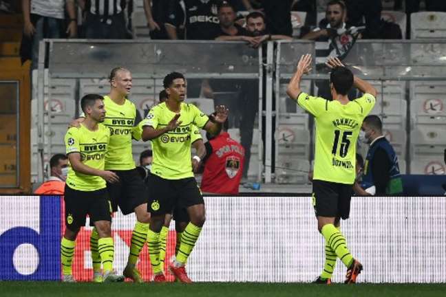 Jogadores do Borussia Dortmund comemoram gol na vitória desta quarta-feira (Foto: OZAN KOSE / AFP) Jogadores do Borussia Dortmund comemoram gol na vitória desta quarta-feira (Foto: OZAN KOSE / AFP)