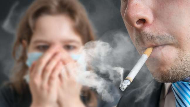 Cigarro também compromete a saúde das pessoas ao redor Cigarro também compromete a saúde das pessoas ao redor
