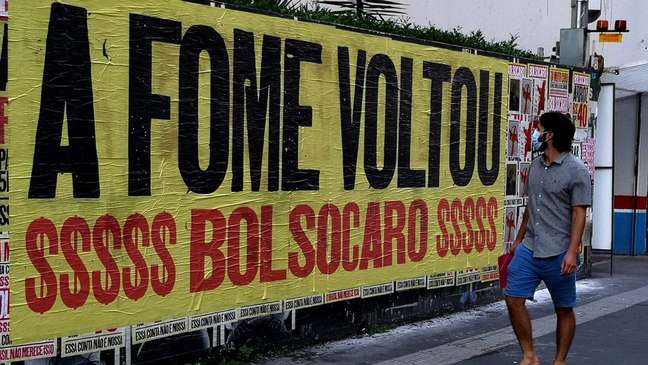 'A fome voltou', diz cartaz de protesto na Avenida Paulista, em São Paulo 'A fome voltou', diz cartaz de protesto na Avenida Paulista, em São Paulo