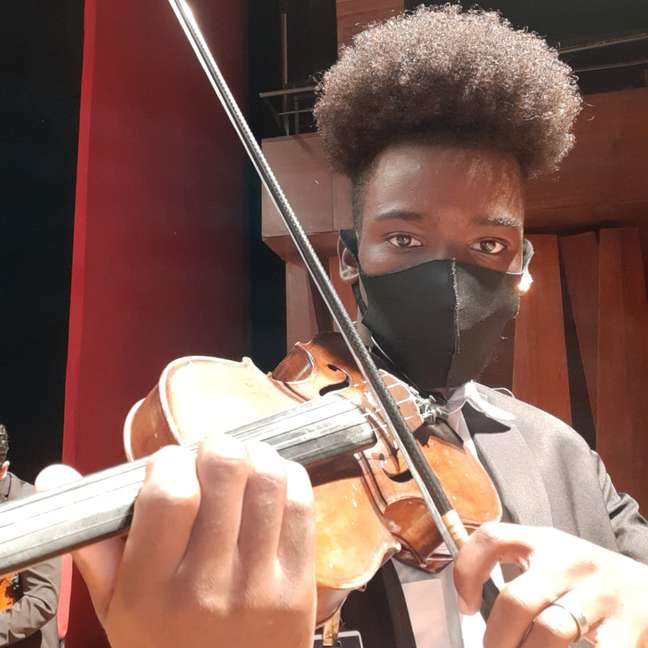 Jovem afirma ter encontrado um sentido para o seu futuro por meio das aulas de música em projeto social Jovem afirma ter encontrado um sentido para o seu futuro por meio das aulas de música em projeto social