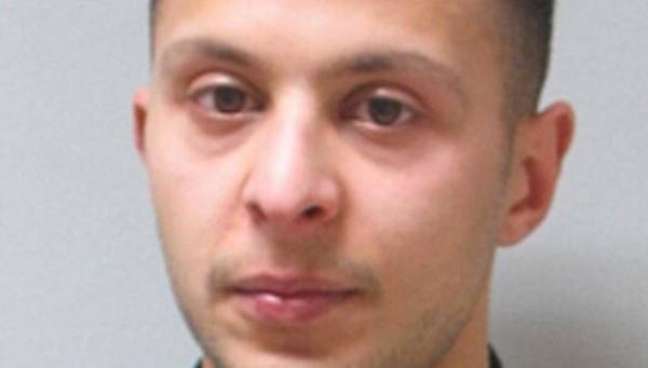 Salah Abdeslam teria de ter explodido o próprio corpo nos atentados de 13 de novembro, mas não o fez e acabou preso Salah Abdeslam teria de ter explodido o próprio corpo nos atentados de 13 de novembro, mas não o fez e acabou preso