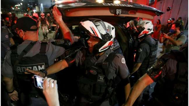PM prende manifestante em ato contra Bolsonaro; críticos temem que agência antiterrorismo sirva para perseguição política PM prende manifestante em ato contra Bolsonaro; críticos temem que agência antiterrorismo sirva para perseguição política