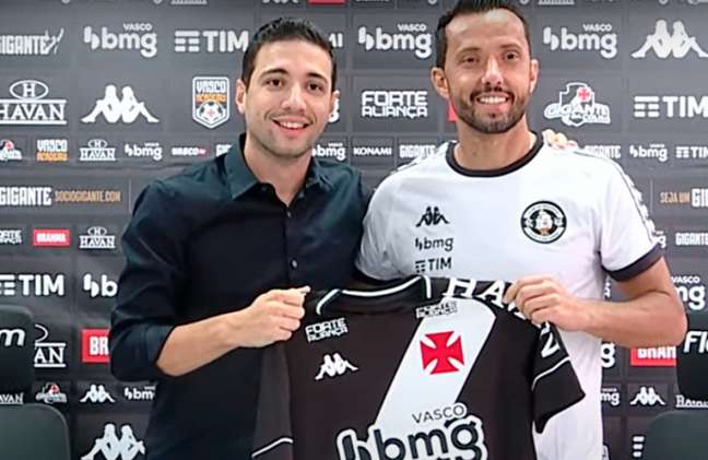 Alexandre Pássaro entregou a camisa número 77 a Nene, que volta ao Vasco (Foto: Reprodução/Youtube) Alexandre Pássaro entregou a camisa número 77 a Nene, que volta ao Vasco (Foto: Reprodução/Youtube)