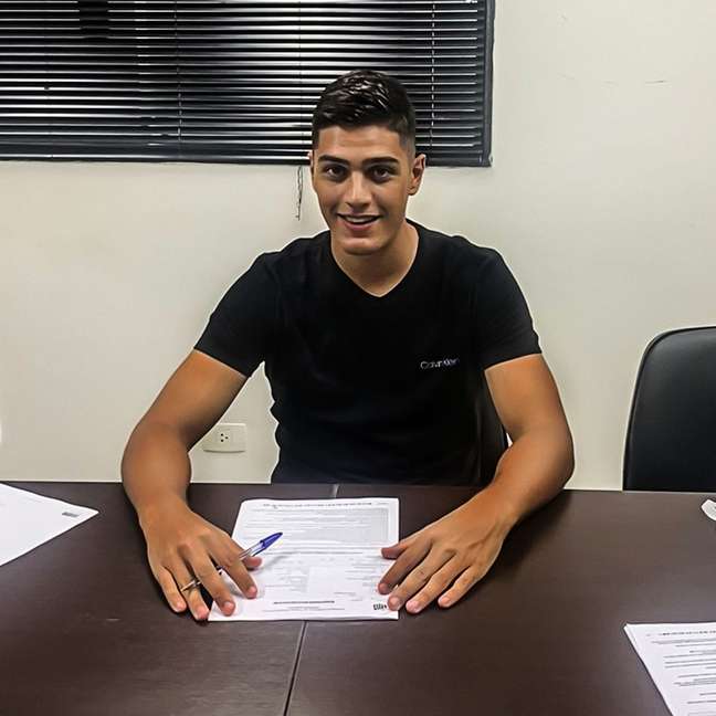 Felipe Batagini durante assinatura com o sub-23 do Santos Divulgação v2mm Felipe Batagini durante assinatura com o sub-23 do Santos Divulgação v2mm