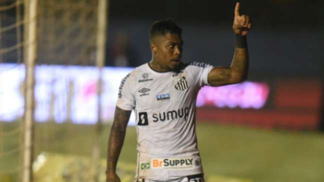 Gerente do Santos deixa futuro do atacante Marinho em aberto