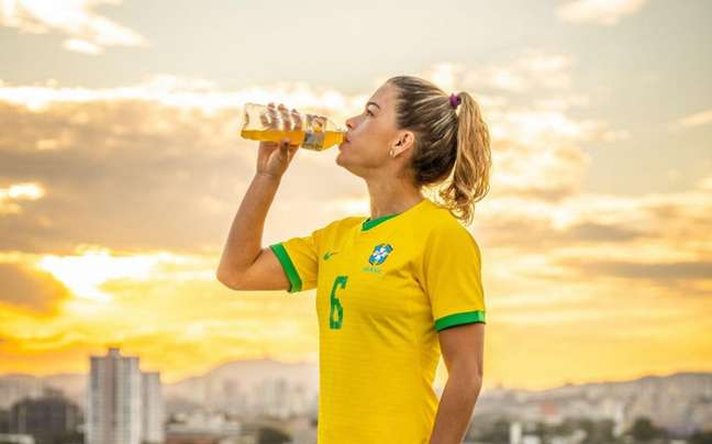 Tamires, lateral do Corinthians e da Seleção, é escolhida embaixadora global de marca de isotônicos