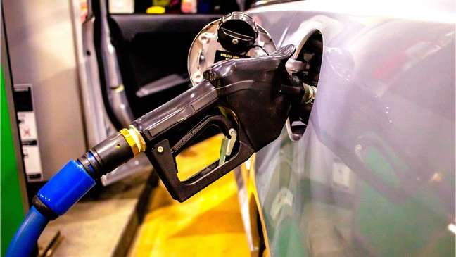 Litro de gasolina passa de R$ 7 em alguns locais Litro de gasolina passa de R$ 7 em alguns locais