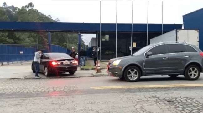 Carros da Polícia Federal chegam na sede da Precisa