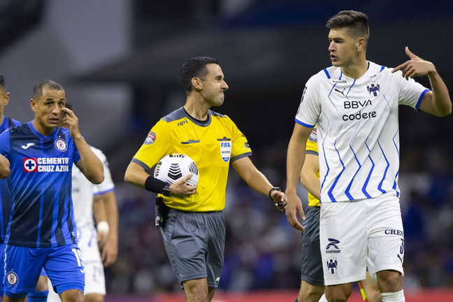 O árbitro Cesar Ramos, que interrompeu confronto, durante o jogo entre Cruz Azul e Monterrey