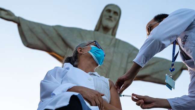 O Brasil chegou a ter uma taxa de contágio sete vezes maior do que a da Índia