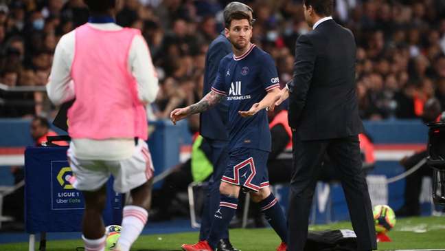 Messi não cumprimentou o técnico após ser substituído por Hakimi. Jogo estava 1 a 1 (FRANCK FIFE / AFP) Messi não cumprimentou o técnico após ser substituído por Hakimi. Jogo estava 1 a 1 (FRANCK FIFE / AFP)