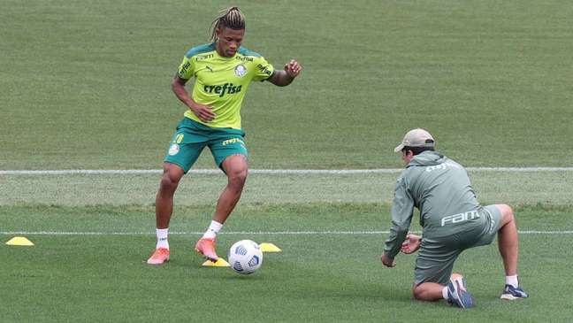 O jogador Danilo, do Palmeiras, durante treinamento, na Academia de Futebol. (Foto: Cesar Greco)