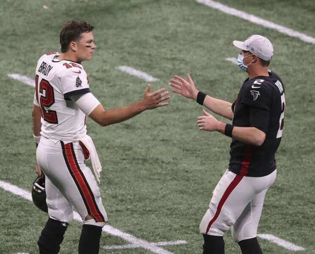 Tom Brady e Matt Ryan se cumprimentam após jogo entre Falcons e Tampa na temporada passada (AFP)