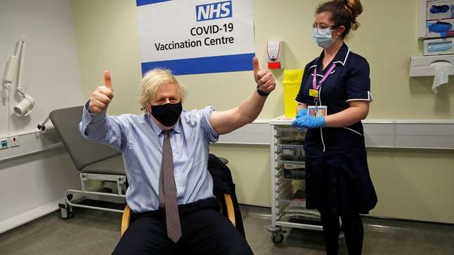 Boris Johnson recebeu a vacina pelo NHS, o sistema de saúde púbica do Reino Unido