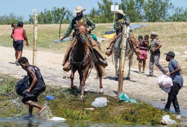 Los oficiales usan látigos contra los migrantes fronterizos