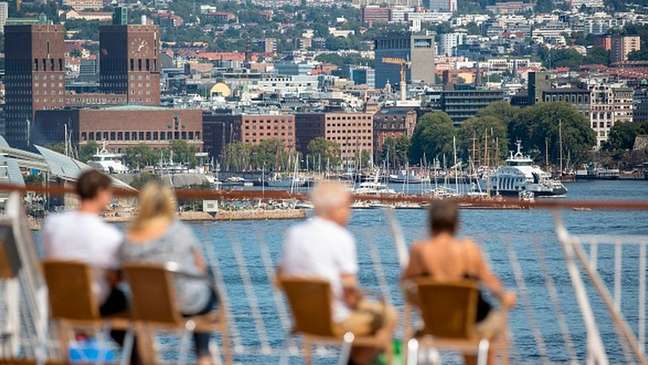 Noruegueses têm expectativa de vida 8 anos maior que a dos brasileiros e renda domiciliar média três vezes maior Noruegueses têm expectativa de vida 8 anos maior que a dos brasileiros e renda domiciliar média três vezes maior