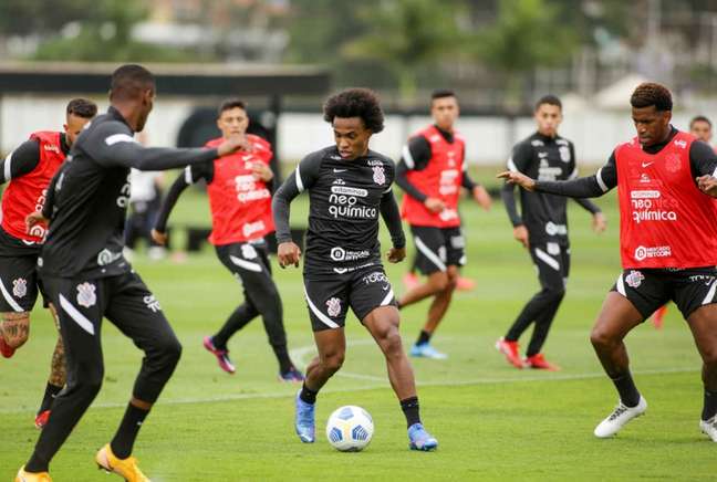 Willian participou do treinamento com bola no Corinthians (Foto: Rodrigo Coca/Ag.Corinthians)