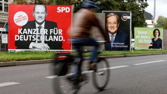 Cartazes de propaganda eleitoral na Alemanha: social-democrata Olaf Scholz (no cartaz vermelho) é favorito no pleito do dia 26