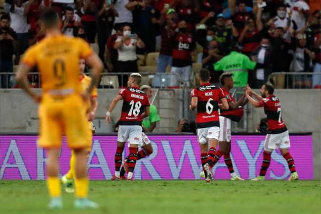 Flamengo comemorando gol na partida de ida contra o Barcelona-EQU