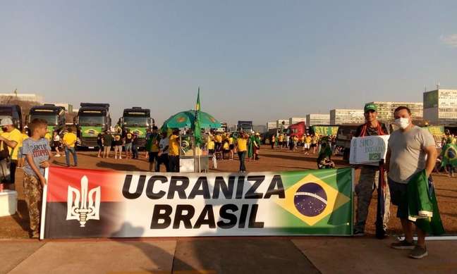 Grupo usa símbolos de movimento paramilitar de extrema-direita da Ucrânia, considerado ultranacionalista e neofascista