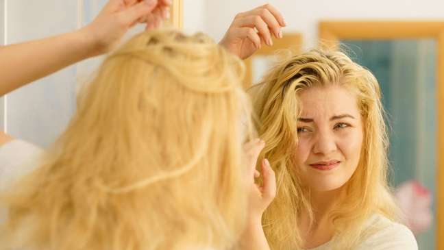 Confira alguns hábitos que aumentam a oleosidade das madeixas