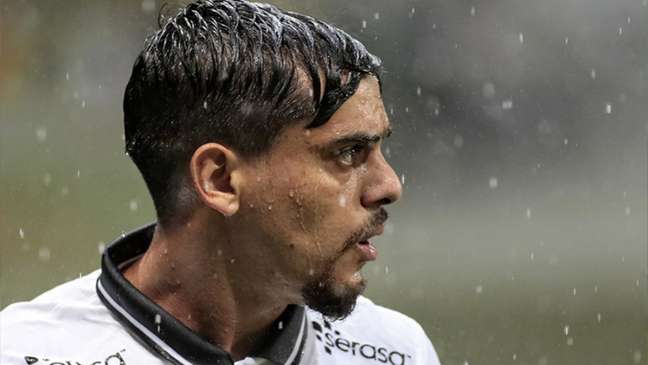Em função mais defensiva com Sylvinho, Fagner é líder de desarmes do Corinthians no Brasileirão