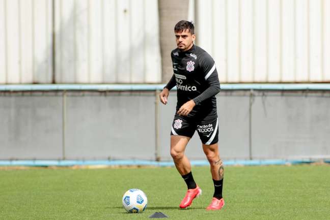 Fagner pede 'pés no chão' ao Corinthians após vitória no Dérbi pelo Brasileirão