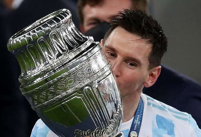 Lionel Messi beija troféu da Copa América no Maracanã
10/07/2021 REUTERS/Ricardo Moraes
