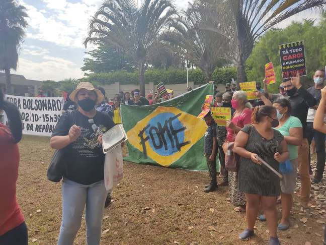 Manifestantes levaram restos de carne para protestar contra a pol&iacute;tica econ&ocirc;mica do Executivo