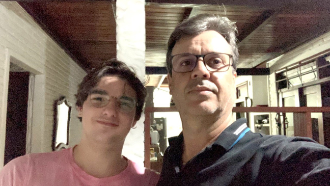 Leonardo e Glauber: pai e filho encontraram ossada enquanto mexiam em jardim