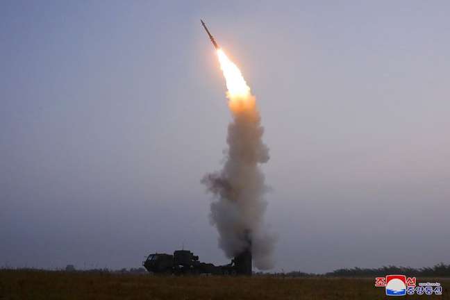 Míssil antiaéreo recém-desenvolvido é testado pela Coreia do Norte
01/10/2021 KCNA via REUTERS
