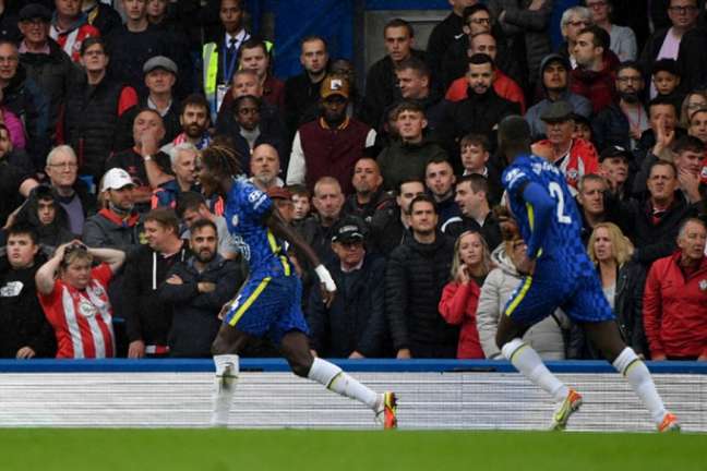 Chelsea chega aos 16 pontos e assume liderança provisória da Premier League (Foto: JUSTIN TALLIS / AFP)