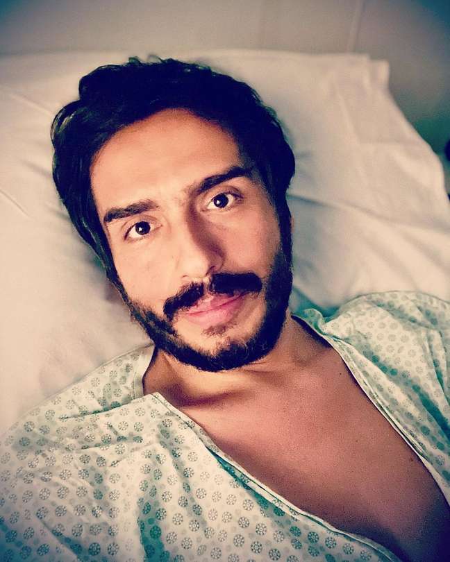 O ator publicou uma foto hospitalizado