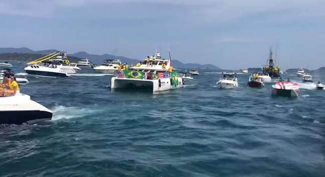 Políticos e apoiadores do presidente Jair Bolsonaro fizeram na tarde deste domingo, 3, uma 'barqueata' no mar de Angra dos Reis.