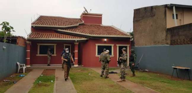 Agentes da Senad durante buscas em Pedro Juan Caballero, no Paraguai, fronteira com o Brasil