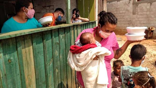 São 19 milhões de brasileiros passando fome, uma em cada três crianças anêmicas e um auxílio emergencial médio que só compra 38% da cesta básica.