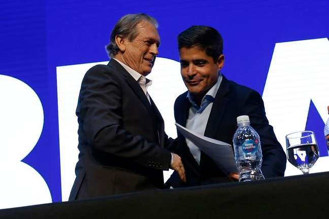 Deputado Luciano Bivar e o ex-prefeito de Salvador ACM Neto participam da convenção nacional do novo partido, o União Brasil, em Brasília
06/10/2021 REUTERS/Adriano Machado