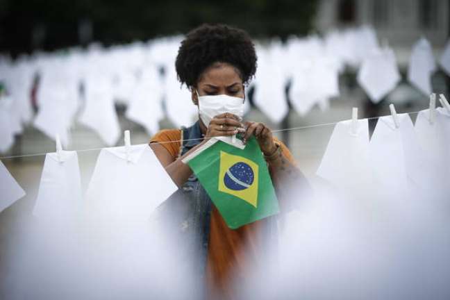 Protesto no Rio de Janeiro no dia em que o Brasil atingiu a marca de 600 mil mortes