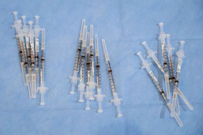 Seringas com doses da vacina Pfizer-BioNTech contra Covid-19 em centro de vacinação em Nova York
23/02/2021 REUTERS/Brendan McDermid/File Photo