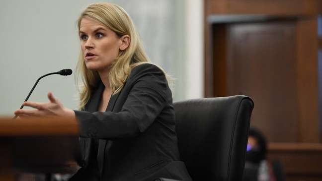 Frances Haugen, ex-funcion&aacute;ria do Facebook, acusou a empresa e seus produtos de 'trazerem danos &agrave;s crian&ccedil;as, provocarem divis&otilde;es e enfraquecerem a democracia'; Facebook rebateu as cr&iacute;ticas