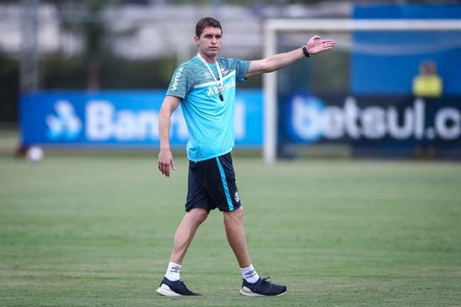 Thiago tem cinco partidas em 2021 dirigindo o time principal (Lucas Uebel/Grêmio FBPA)