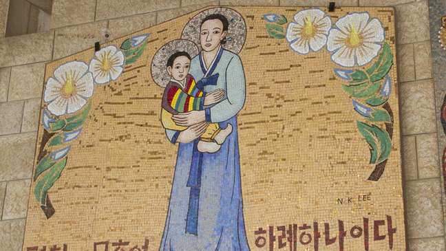 A basílica da Anunciação, em Israel, tem imagens de Maria enviadas por diferentes países do mundo; aqui é como ela seria representada na Coreia do Sul