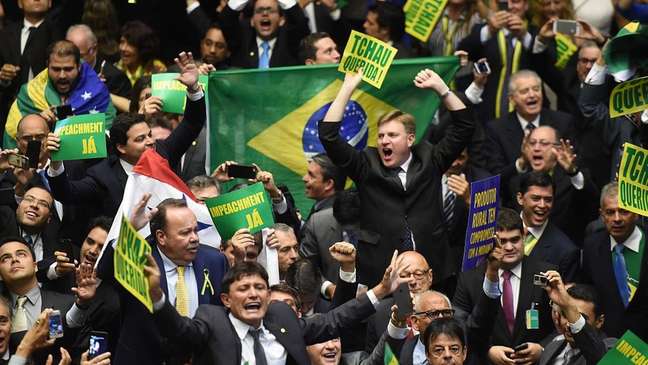 Deputados celebrando o resultado da votação pelo impeachment de Dilma Rousseff. 17.abr.2016