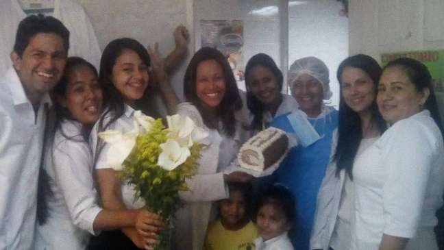 Rosa junto com colegas que trabalhavam com ela em setor de oncologia na Venezuela
