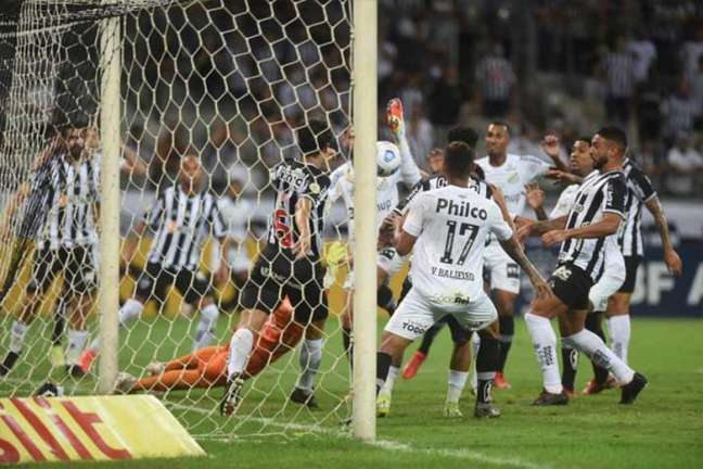 Santos sofreu dois gols originados em bolas paradas na partida contra o Atlético-MG (Foto: Divulgação / Santos) Santos sofreu dois gols originados em bolas paradas na partida contra o Atlético-MG (Foto: Divulgação / Santos)