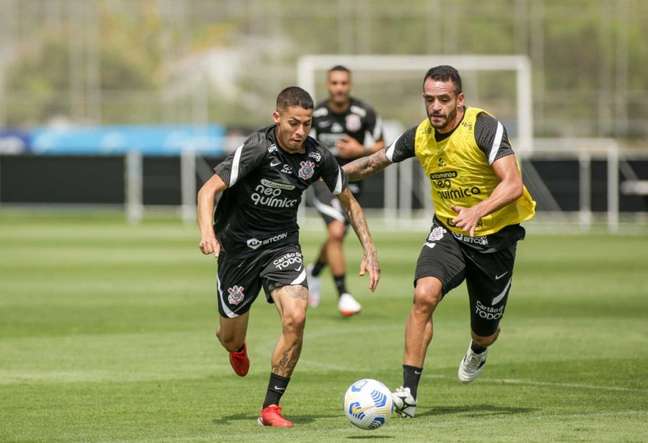 Renato Augusto marca Gabriel Pereira em treino; medalhão incentiva o garoto (Foto: Rodrigo Coca/Ag.Corinthians) Renato Augusto marca Gabriel Pereira em treino; medalhão incentiva o garoto (Foto: Rodrigo Coca/Ag.Corinthians)
