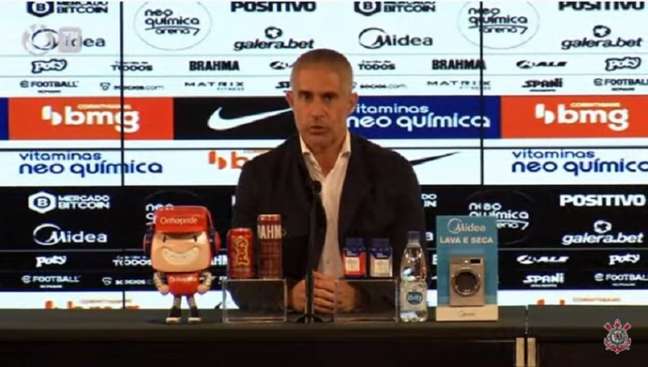 Sylvinho afirmou que jogadores ainda estão se readaptando ao futebol brasileiro (Foto: Reprodução/Corinthians TV) Sylvinho afirmou que jogadores ainda estão se readaptando ao futebol brasileiro (Foto: Reprodução/Corinthians TV)